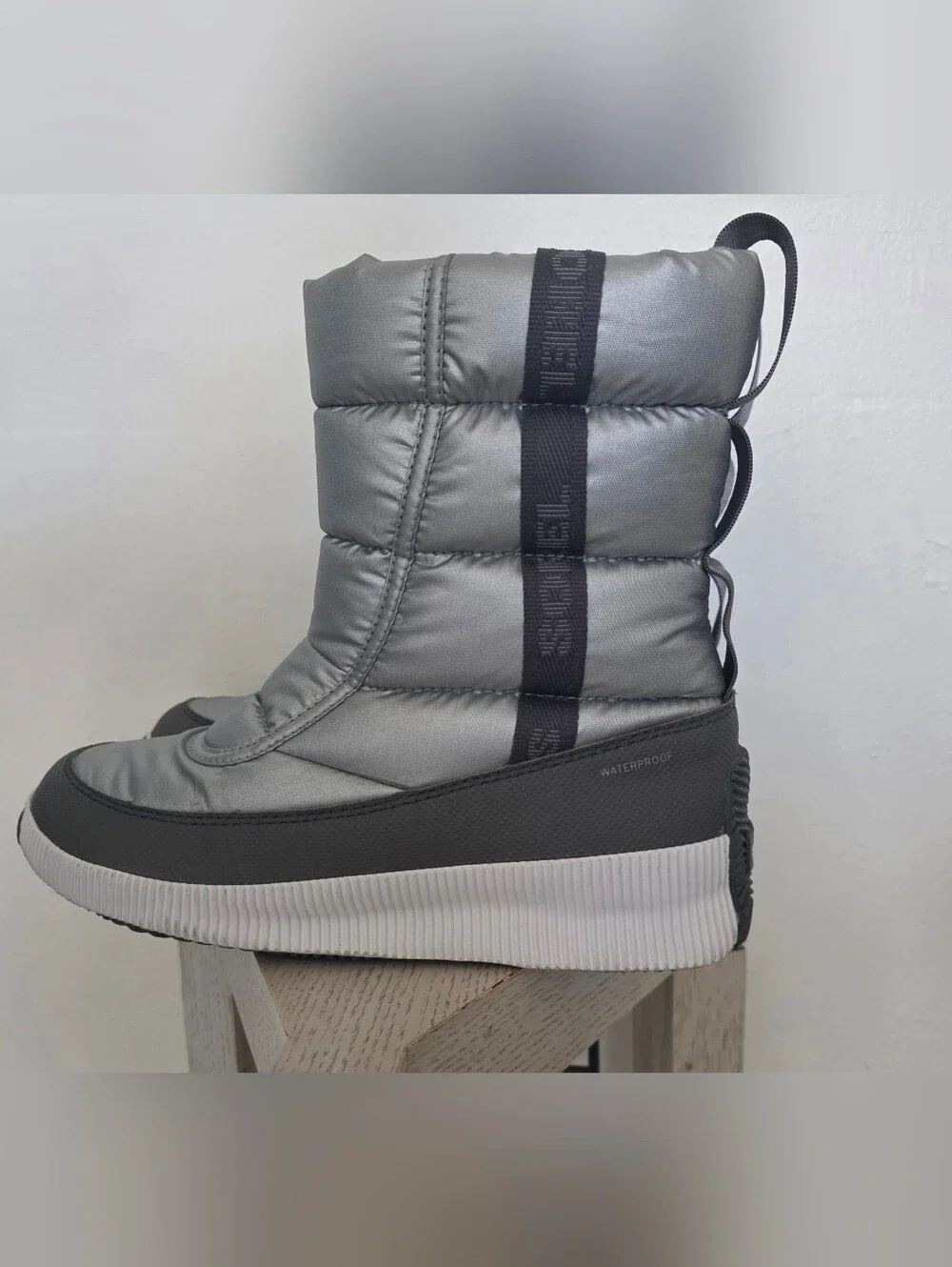 Sorel Out N About Puffy Boots Quarry Silver Metallic Waterproof Women's 9 Aprés